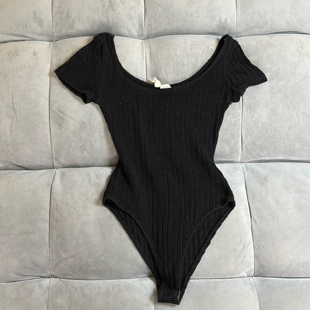 “Sky and sparrow”: black bodysuit